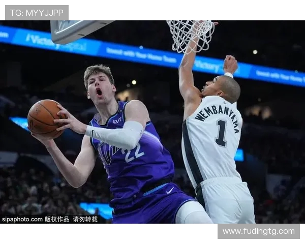 马刺迎战爵士展开激烈对决 双方球员表现成为焦点期待精彩较量